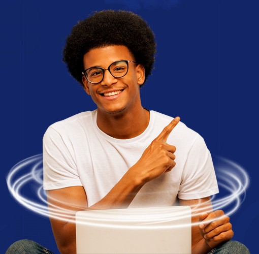 Jovem sorrindo apontando para o lado