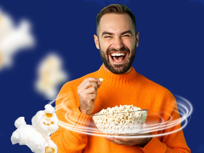 Homem sorrindo comendo pipoca