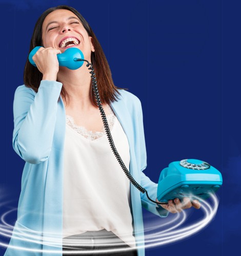 Mulher sorrindo falando ao telefone